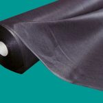 A geotextília vékony tekercsanyagként egyszerűnek tűnik, mégis kulcsszerepe van abban, hogy a talajrétegek ne keveredjenek, a víz el tudjon folyni, a burkolat pedig ne süppedjen meg néhány szezon után. A jó döntéshez nem elég csak a geotextília ár alapján választani: számít az anyag típusa, a négyzetmétersúly, a talaj állapota és az is, milyen terhelést kap majd a felület.